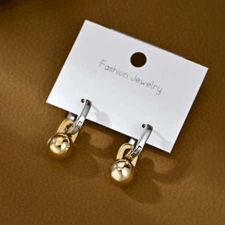 This is a niche, simple, two-color personalized design of ear studs that are versatile for daily use without any styling This is a niche, simple, two-color personalized design of ear studs that are versatile for daily use without any styling